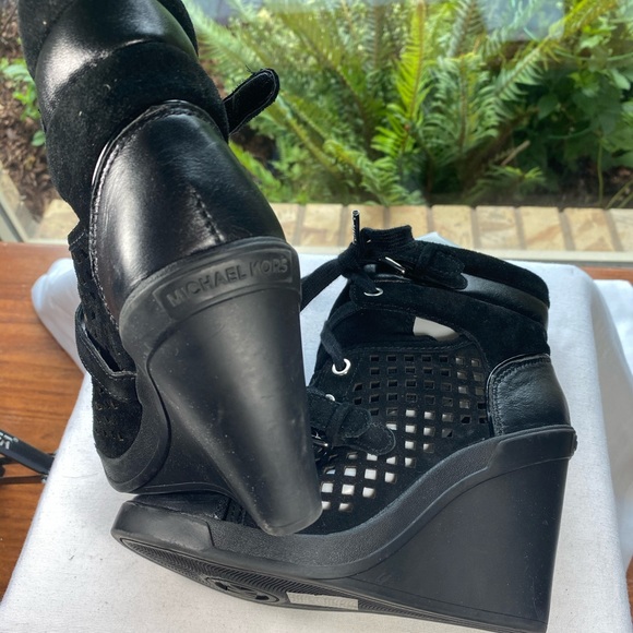 Women's Michael Kors Ankle Boots Size 5.5 Wedge - Picture 3 of 5